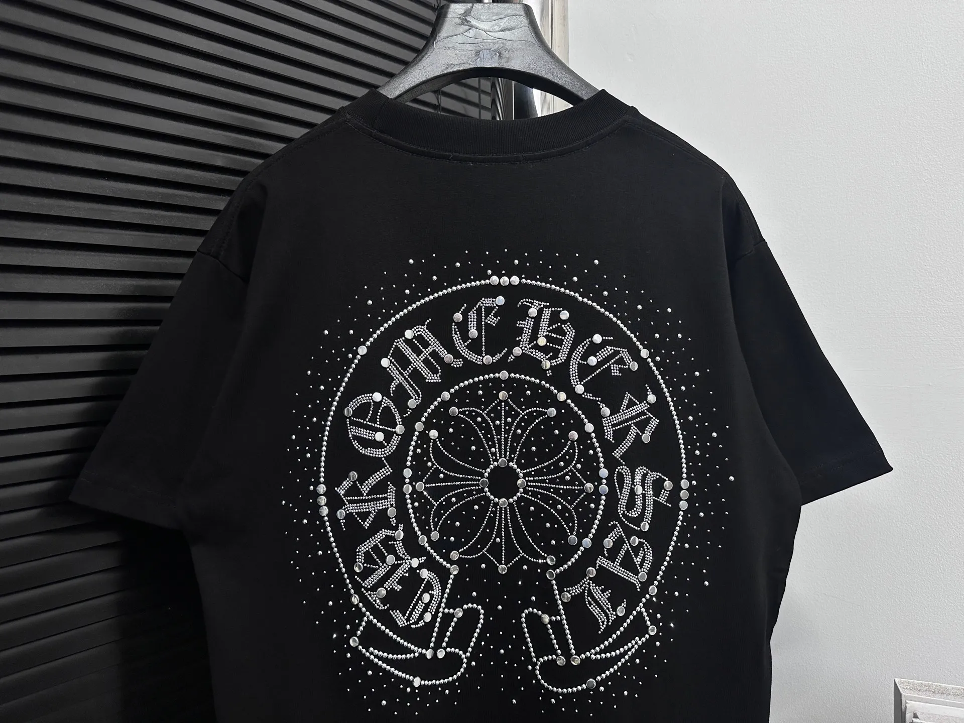 🅿️190 [ChromeHearts] ChromeHearts 25ss round neck T-shirt Original fabric Official same style Short-sleeved T-shirt Customized 260g same vat dyed fabric Very comfortable to the touch Latest brick cabinet synchronization for spring and summer Fashionable and personalized Super versatile and good-looking Very suitable for both men and women A must-have item Tag Collar label Washed wheat Complete with three standards Color: Black White Size: XS-L